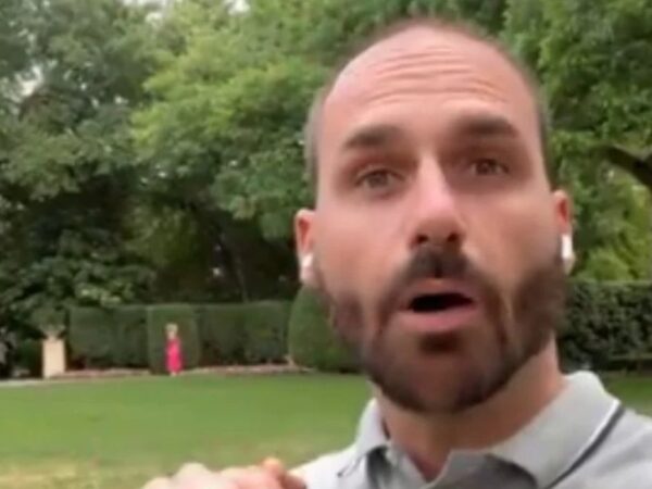 Eduardo está ‘refugiado’ nos EUA.