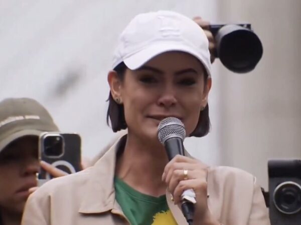 Ex-primeira-dama relatou rotina de vigilância e perseguição, e afirmou que “Deus trará justiça ao Brasil”