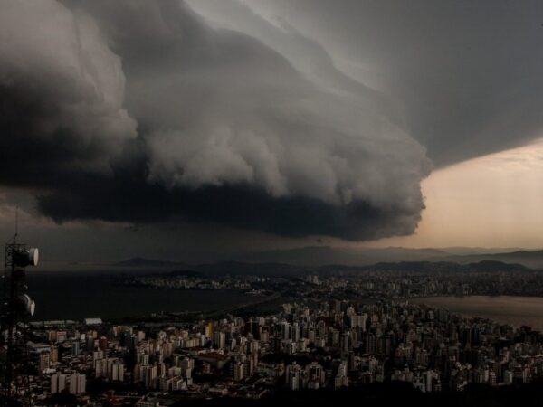 A Defesa Civil destes estados pede que a população fique em local seguro.