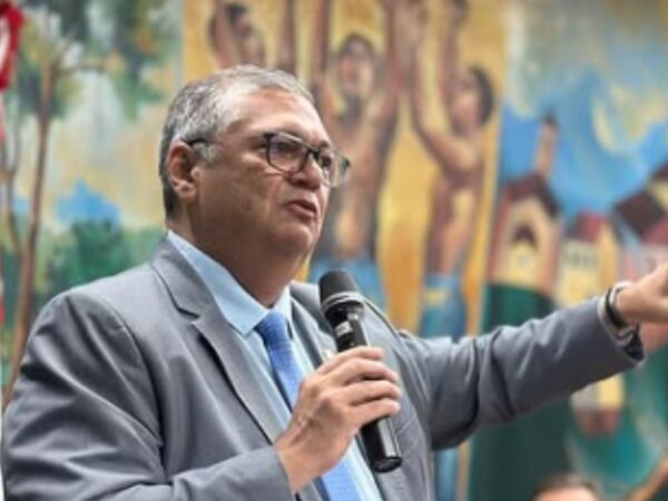 Dino segue Moraes e vota a favor pela condenação.