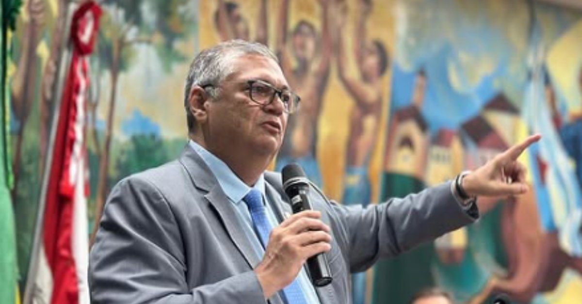 Dino segue Moraes e vota a favor pela condenação.