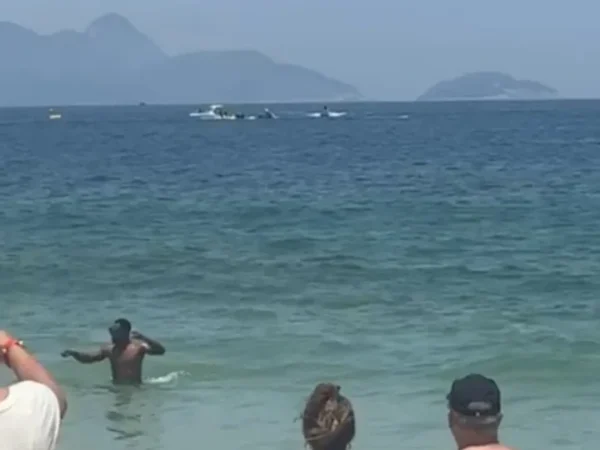 Tragédia em Copacabana: Avião Publicitário Cai no Mar