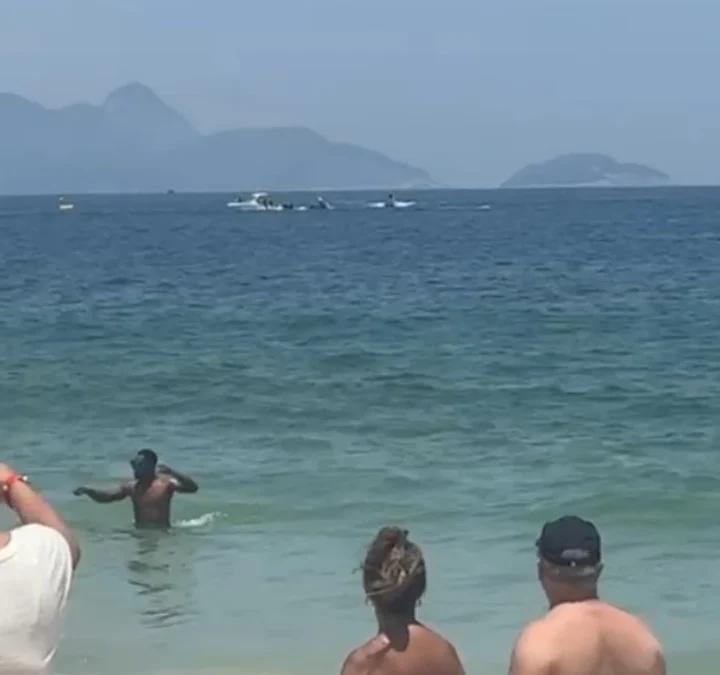 Tragédia em Copacabana: Avião Publicitário Cai no Mar
