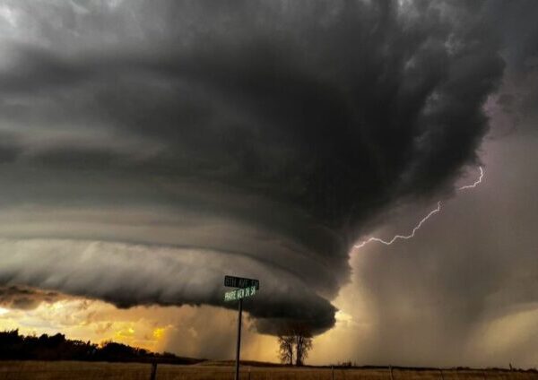 A chegada de um ciclone extratropical está surpreendendo até mesmo os meteorologistas e um alerta para a população geral foi divulgado ao público.