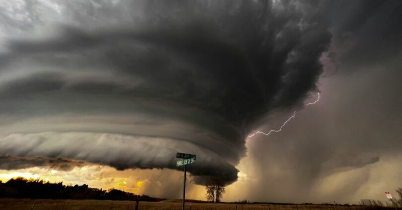 A chegada de um ciclone extratropical está surpreendendo até mesmo os meteorologistas e um alerta para a população geral foi divulgado ao público.