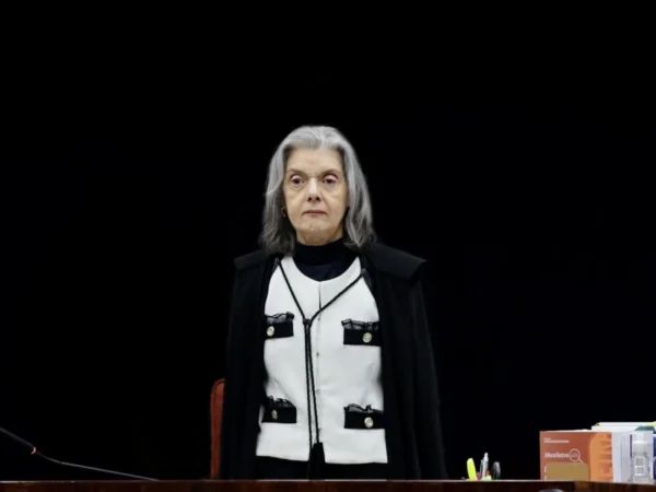 Cármen Lúcia defende a democracia em evento literário