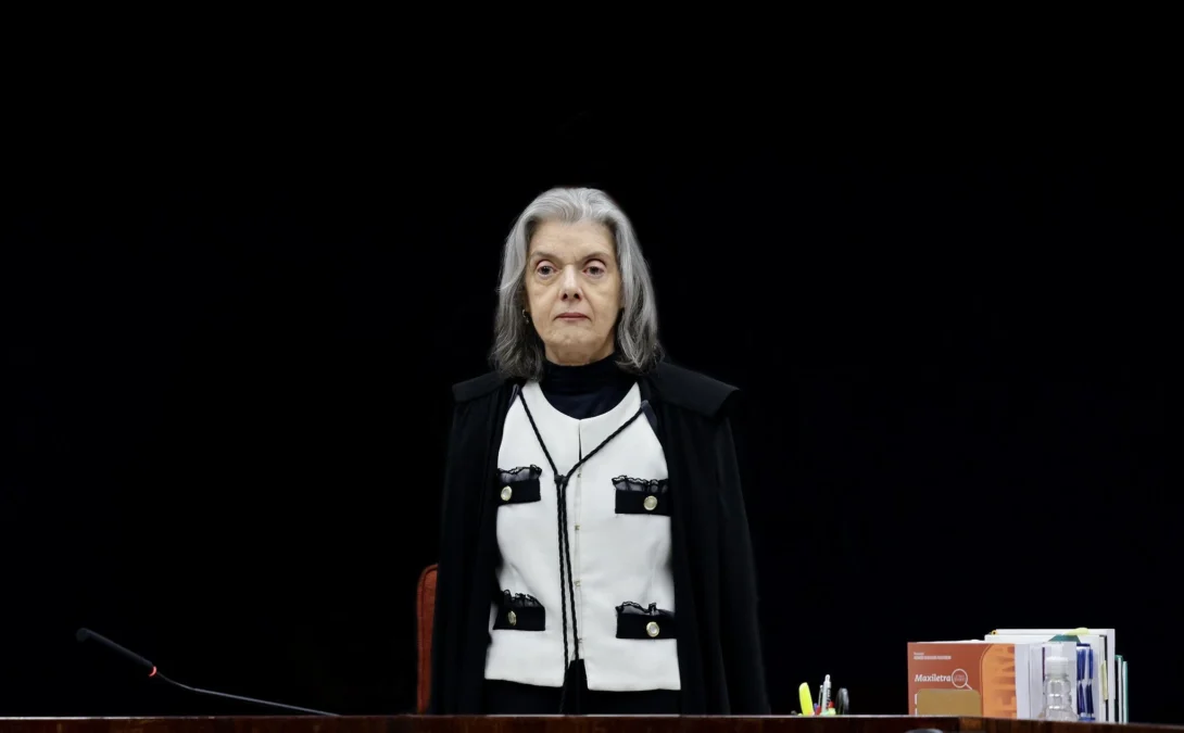 Cármen Lúcia defende a democracia em evento literário